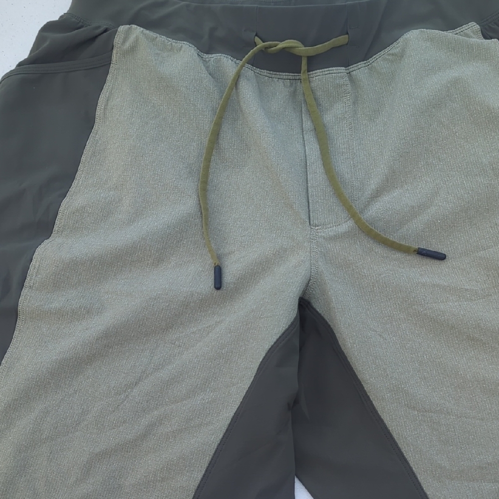 Lululemon Two-Tone Green Athletic Shorts